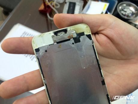 Nước ngấm vào bên trong iPhone làm ăn mòn linh kiện Nước ngấm vào bên trong iPhone làm ăn mòn linh kiện