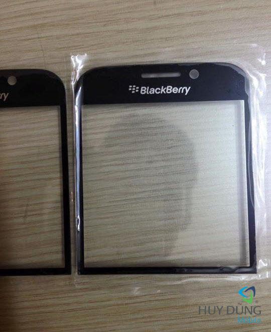 ep kinh Blackberry Q10