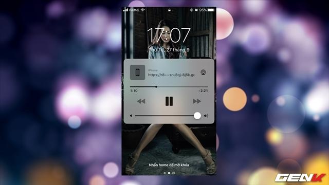 
Bạn vẫn có thể điều khiển các tác vụ nghe thông qua Màn hình khóa một cách dễ dàng giống như đang nghe nhạc từ chính ứng dụng Nhạc mặc định của iOS vậy.
