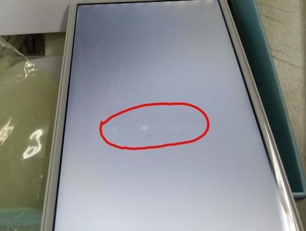 Màn hình iphone bị đốm sáng trắng hoặc đốm sáng đen trên màn hình.