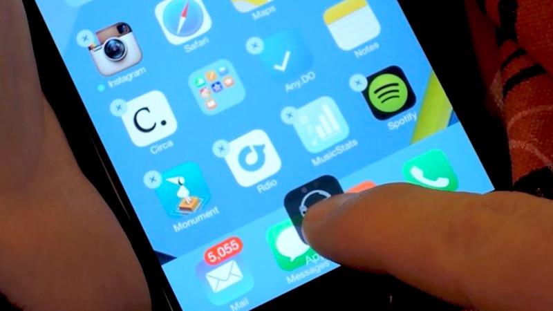 Nhấn giữ icon kéo rê hết tất cả vị trí trên màn hình iPhone Nhấn giữ icon kéo rê hết tất cả vị trí trên màn hình iPhone
